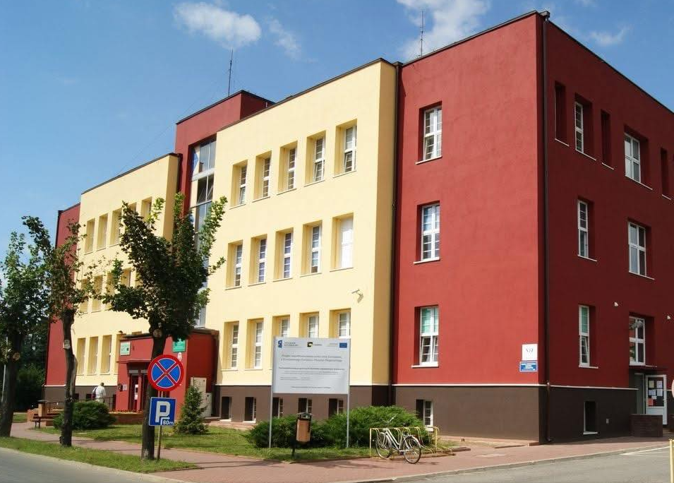 Zdjęcie przedstawia budynek Urzędu Miejskiego w Ozorkowie