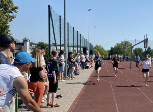 Na zdjęciu zawodnicy i kibice Spartakiady Lekkoatletycznej w SP4.