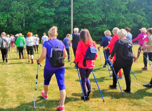 Na zdjęciu osoby z kijkami nordic walking w Lasku Miejskim w Ozorkowie.