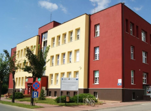 Zdjęcie przedstawia budynek Urzędu Miejskiego w Ozorkowie